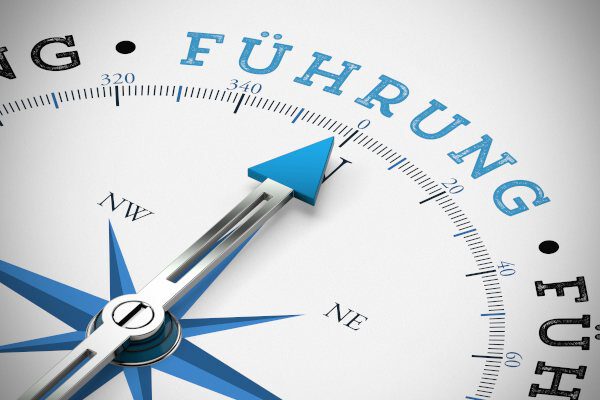 Coaching für Führungskräfte_ Kompass_ Nadel zeigt auf Schrift "Führung"